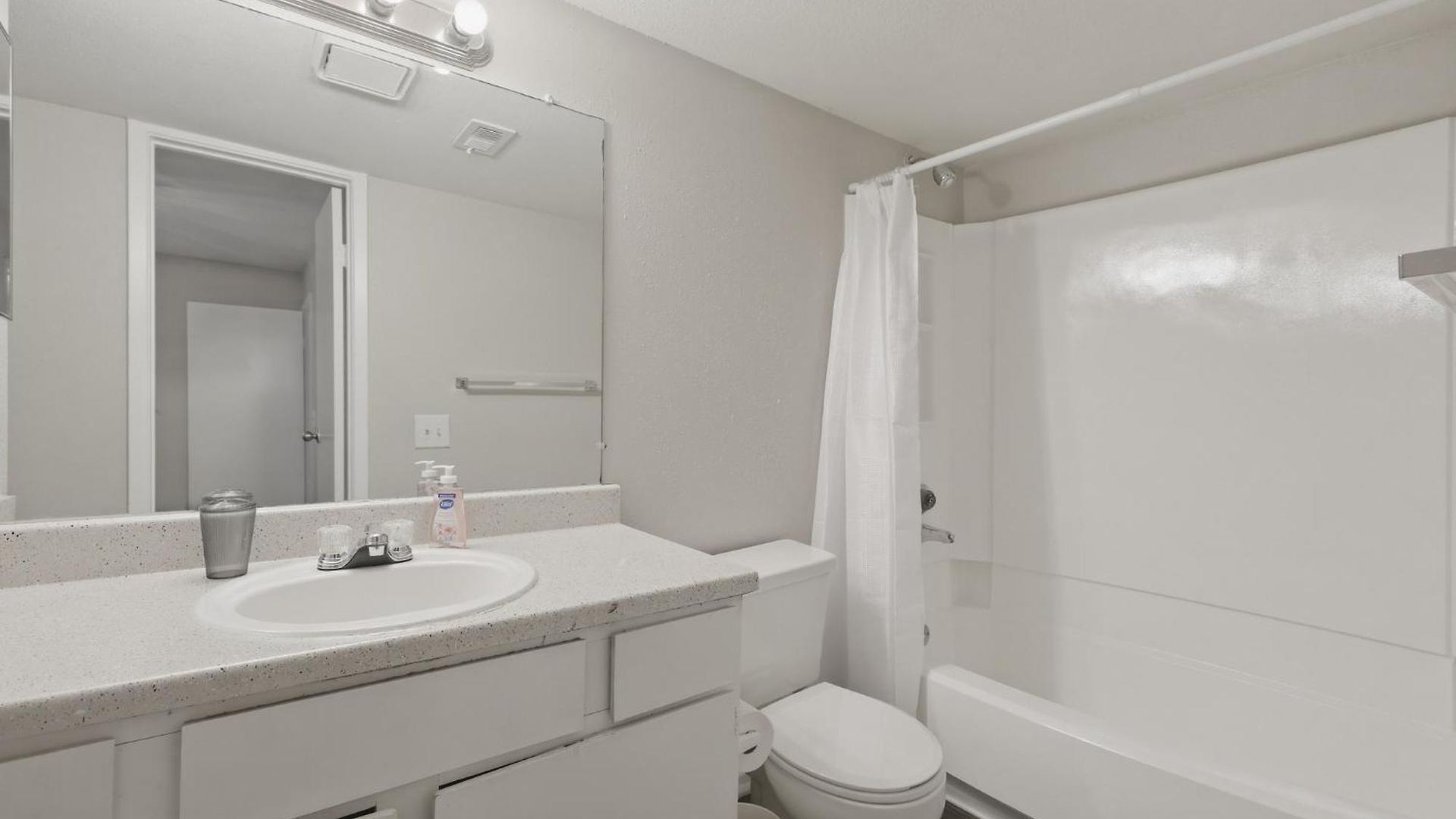 Cozy Retreat Near Airport & Hotspots *