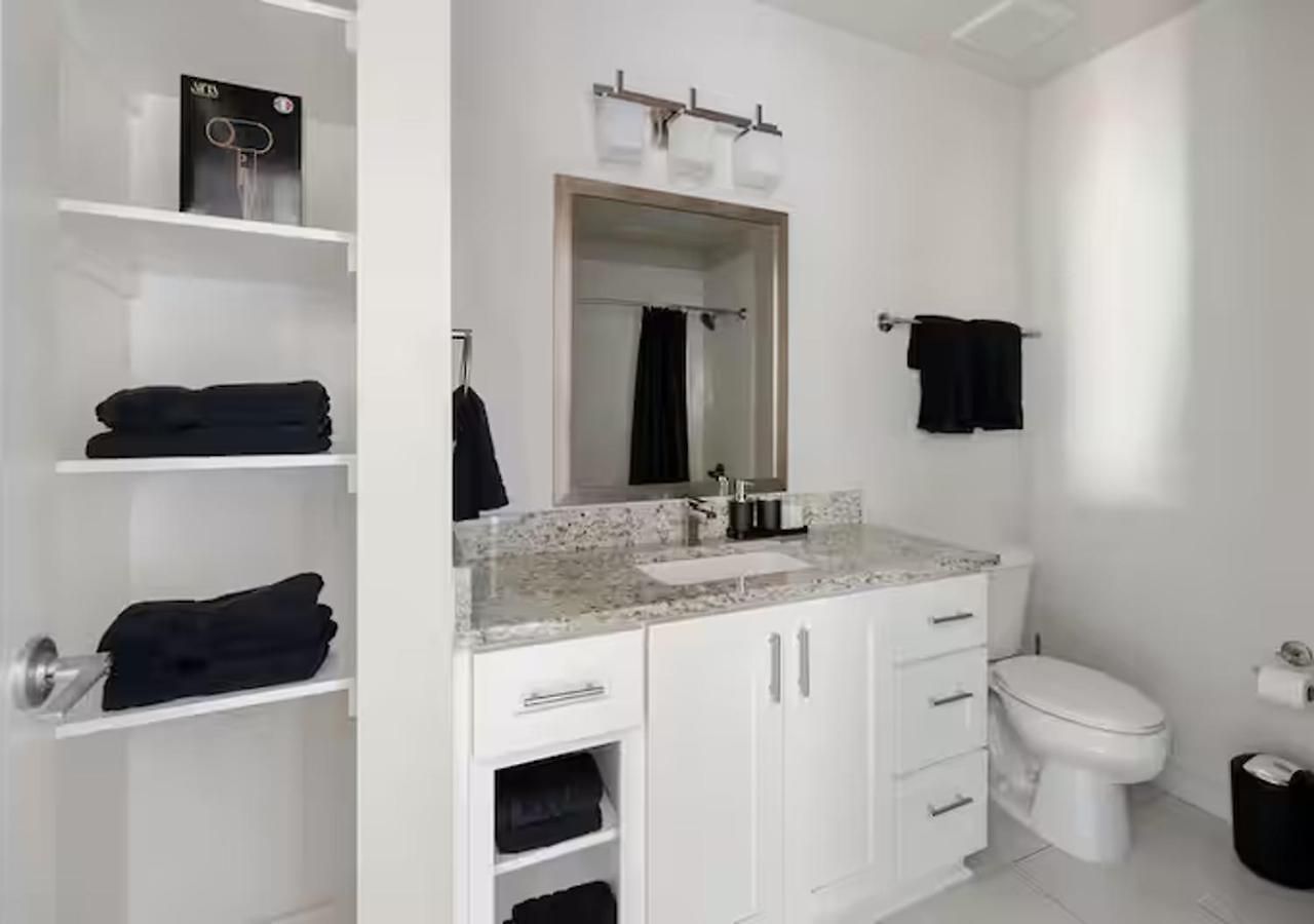 Downtown Walk To Broadway Pool, Private Balcony, Free Parking! * Nashville