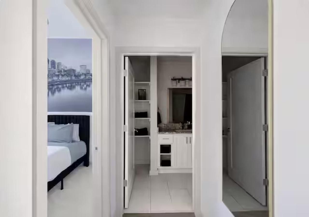 Downtown Walk To Broadway Pool, Private Balcony, Free Parking! Apartment