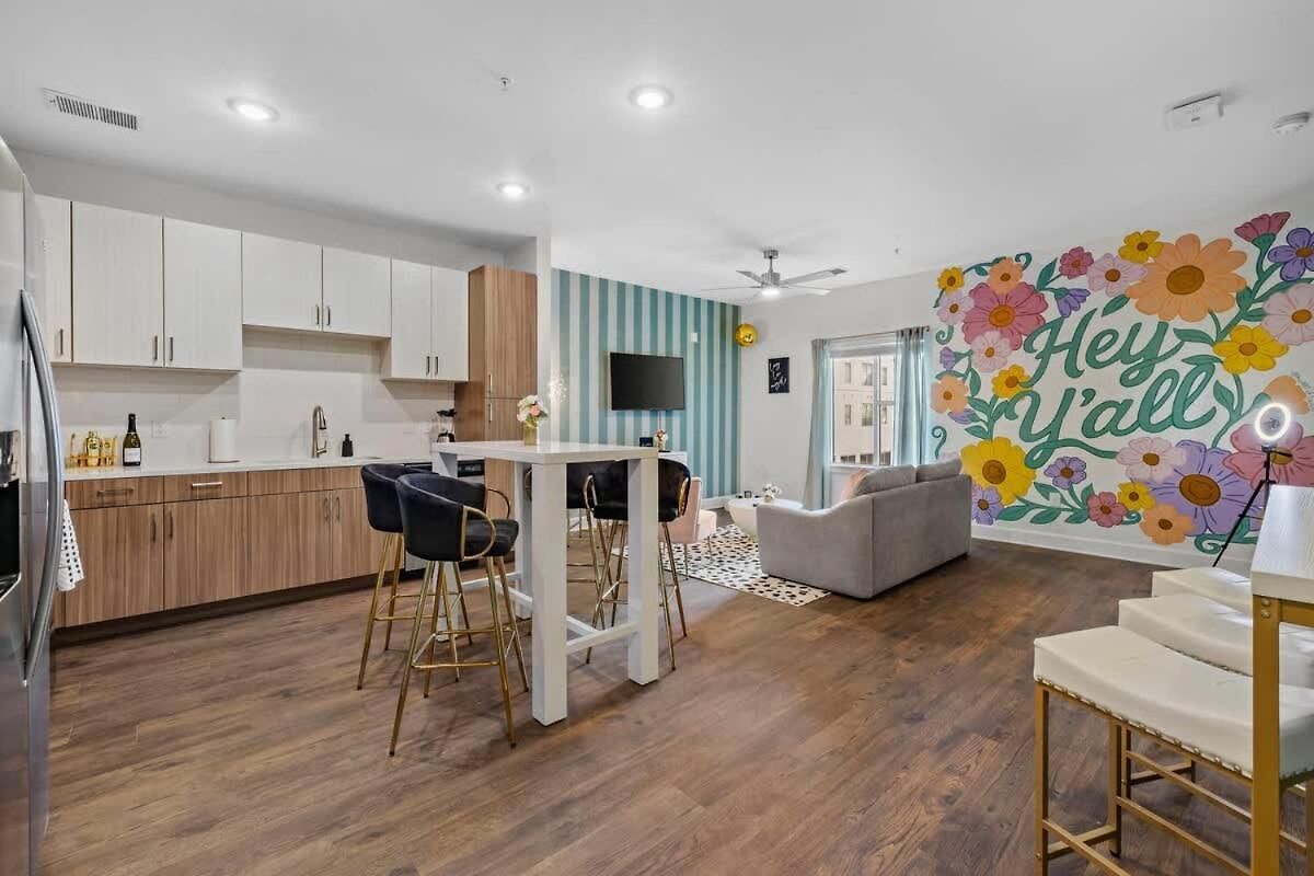 Glam 2br Walk To Broadway & The Gulch Apartment