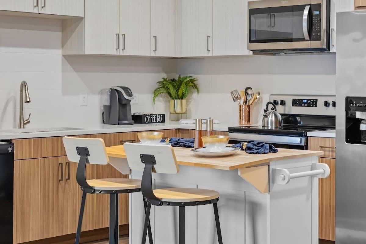 Spacious 2br N Gulch Walk To Broadway & Rooftops Nashville