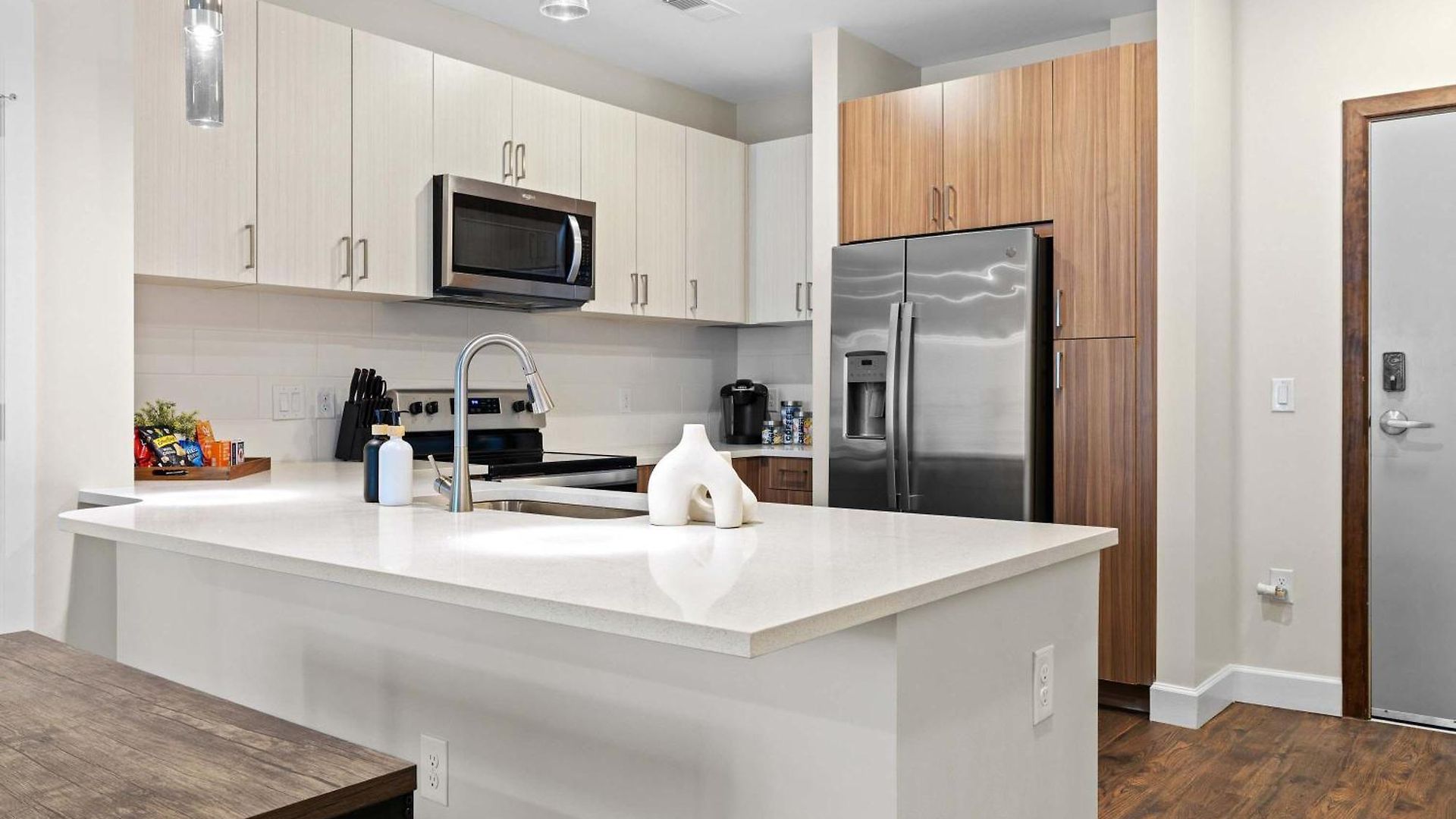 Apartment 2br Near Broadway W Fireplace & Pool