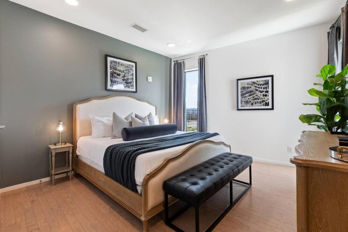 Luxury Downtown Riverview With Garage And Two Balconies Apartment *