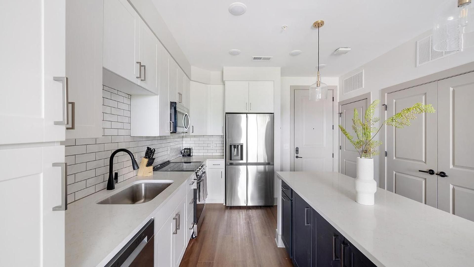 Landing Beautiful 2Bd Gym Courtyard Apartment