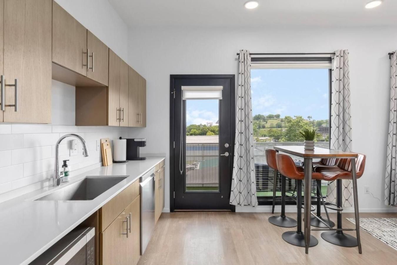 Modern Gulch Getaway With Pool, Garage And Balcony *
