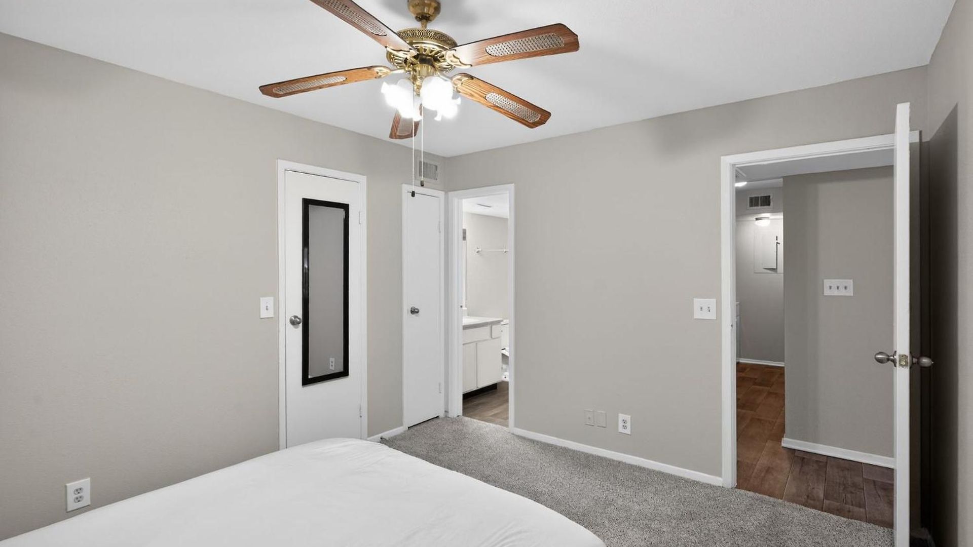 Spacious 2-bedroom Near Downtown Apartment *