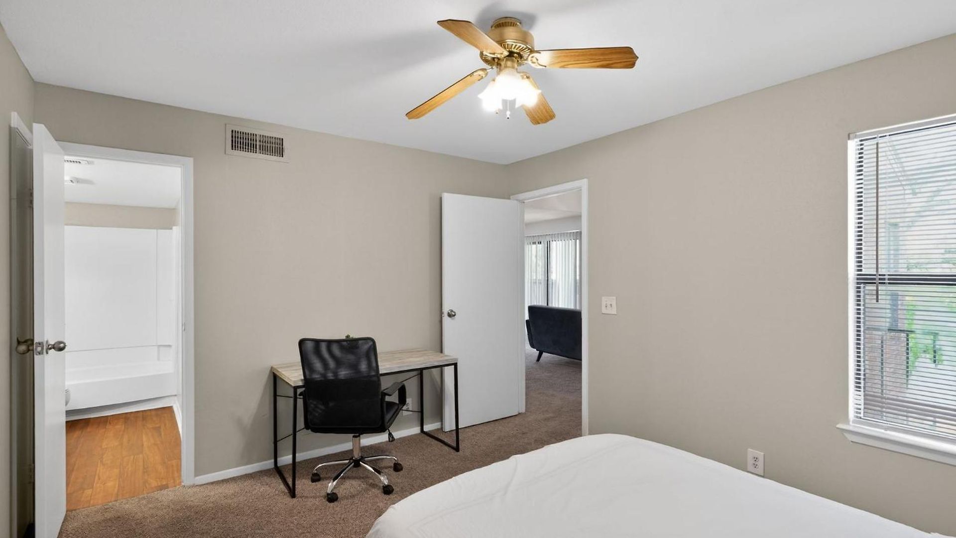 Cozy Retreat Near Airport & Hotspots *
