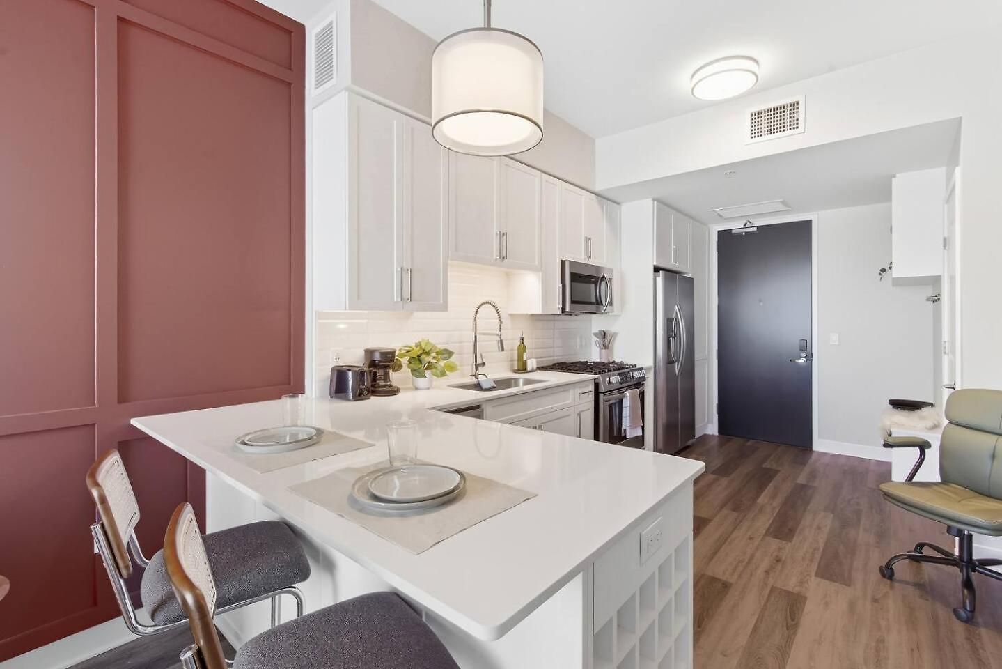 Apartment Luxury Pool, Gym, Views + Free Parking *
