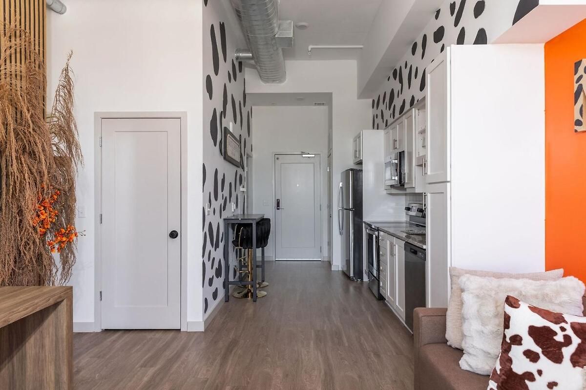 Walk To Broadway, Rooftop Pool And Sky Lounge Apartment