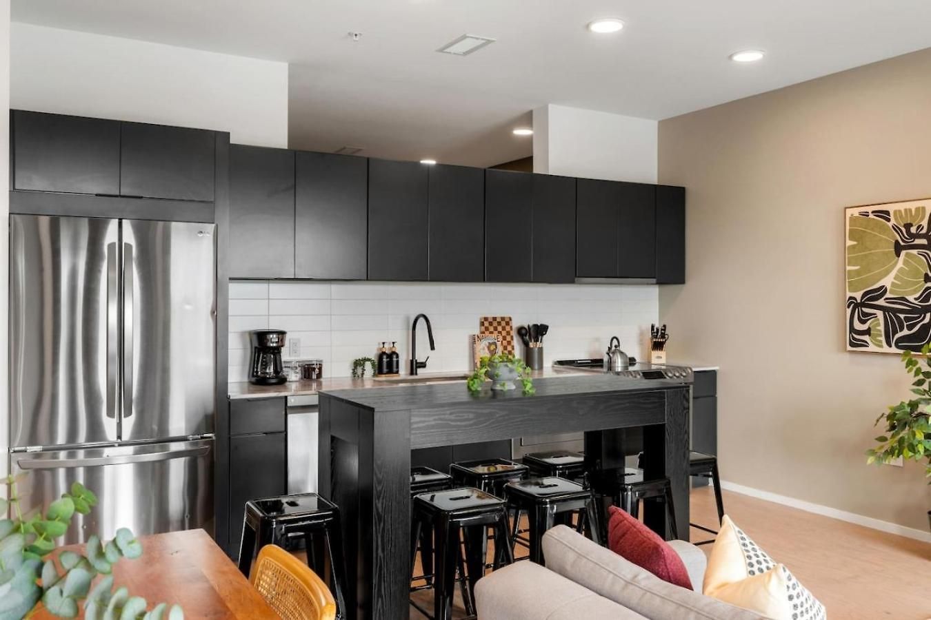 River View Luxury With Garage, Walk To Downtown Apartment *