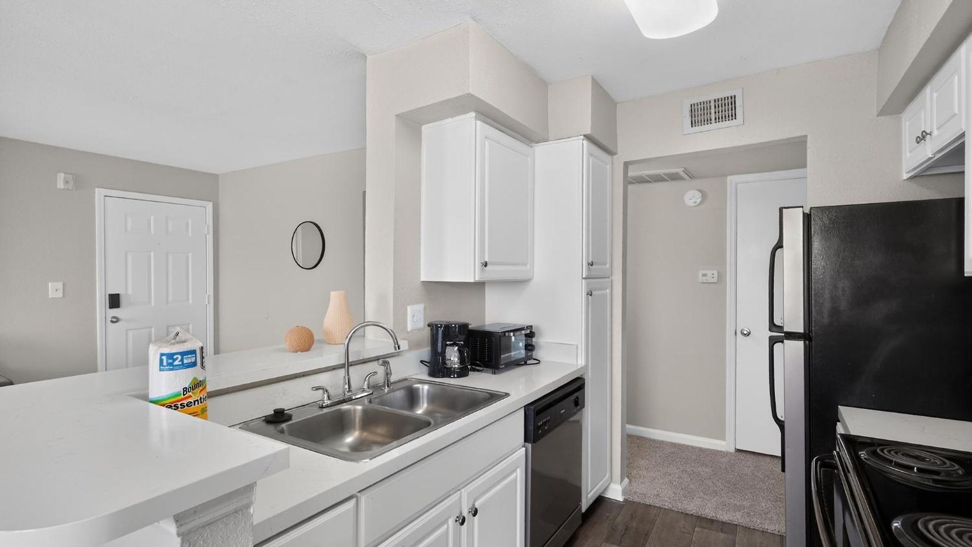 Apartment Preakness Comfort Meets Convenience