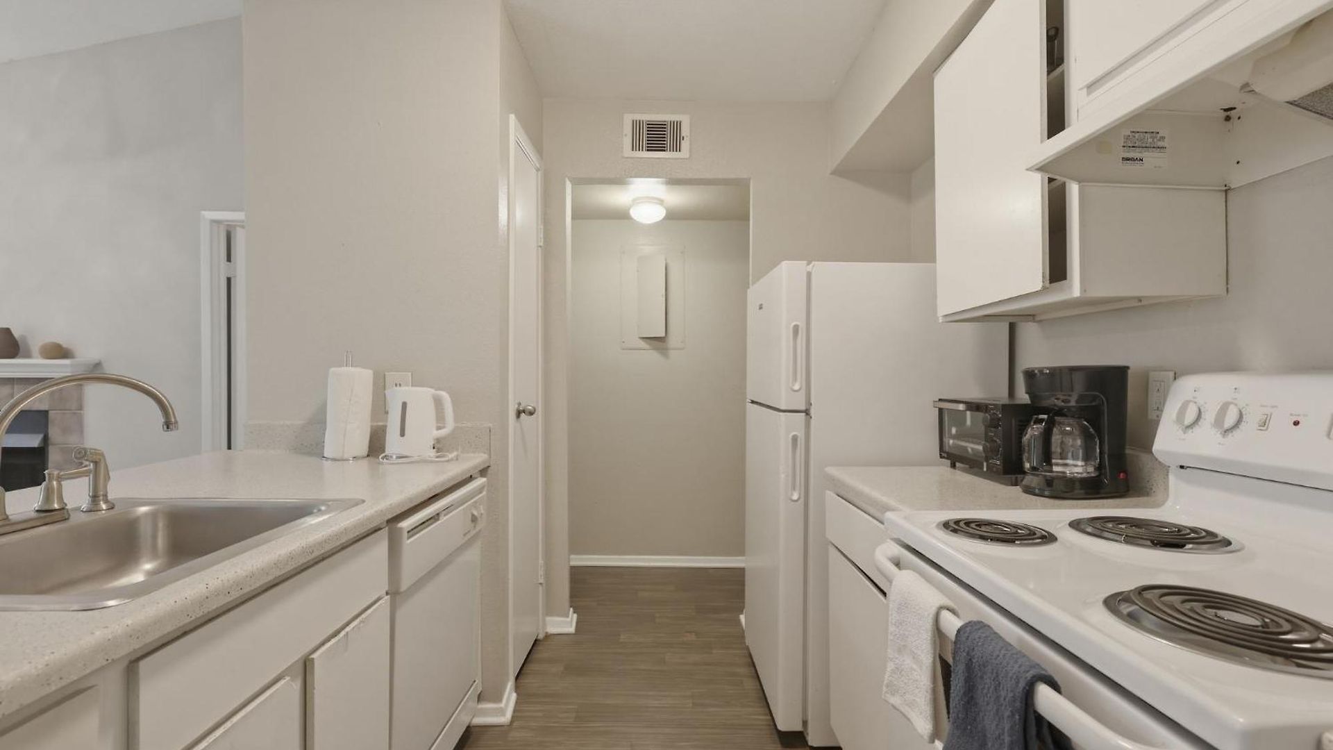 Cozy Retreat Near Airport & Hotspots Apartment *