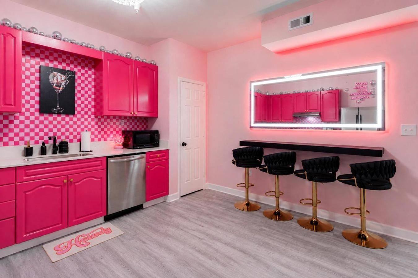Apartment Pink Pony Club Retreat Near Vanderbilt Sleeps 6 *