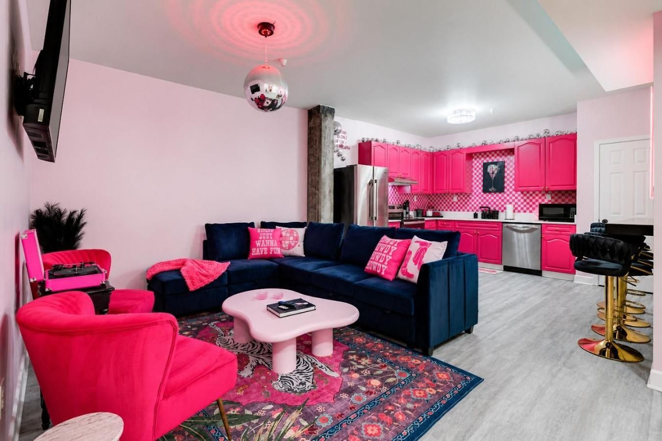 Pink Pony Club Retreat Near Vanderbilt Sleeps 6 Apartment *