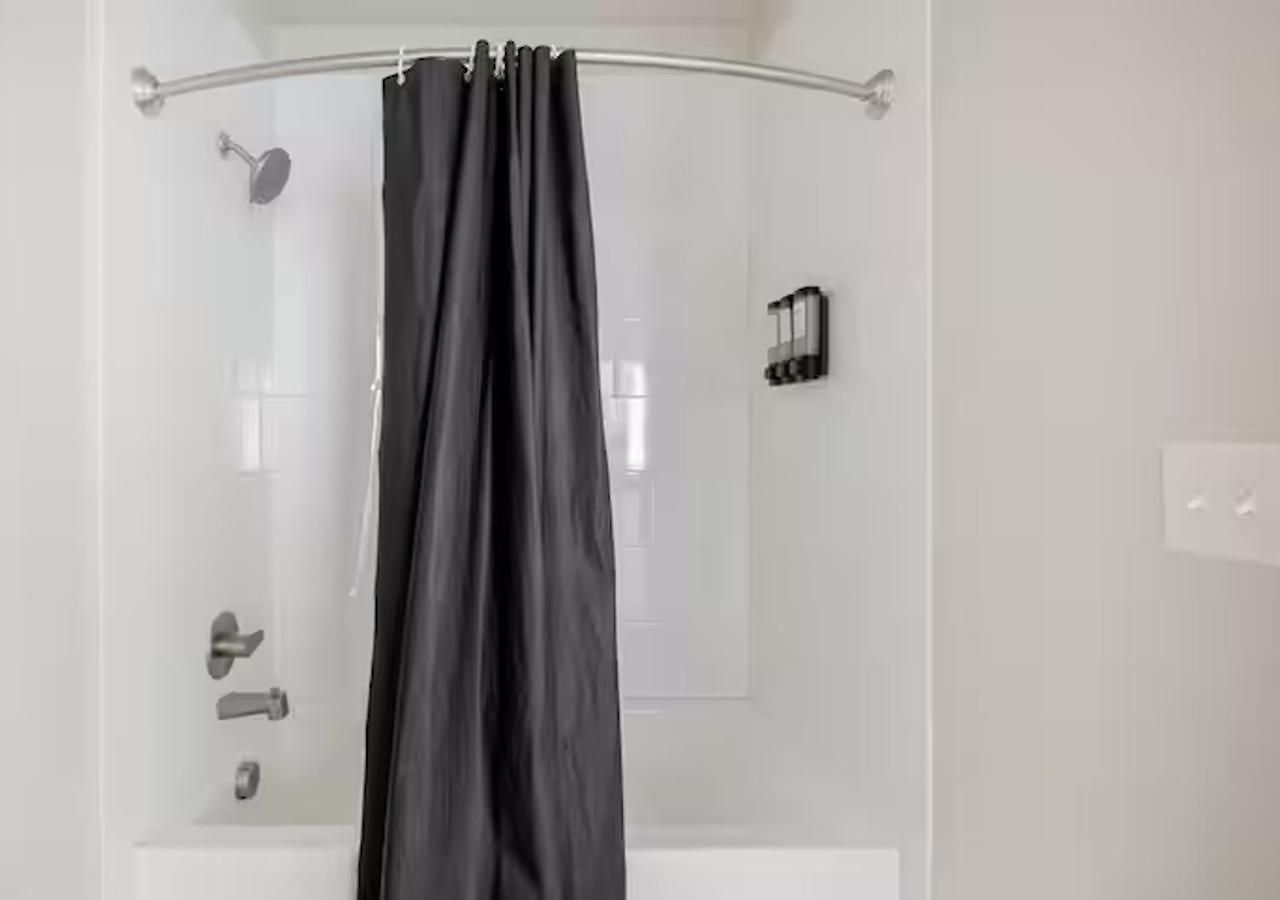 Downtown Walk To Broadway Pool, Private Balcony, Free Parking! Apartment