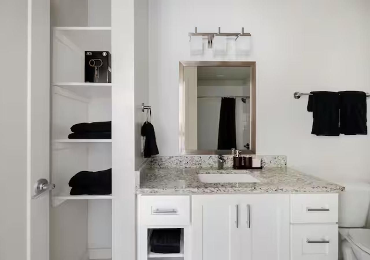 Apartment Downtown Walk To Broadway Pool, Private Balcony, Free Parking!