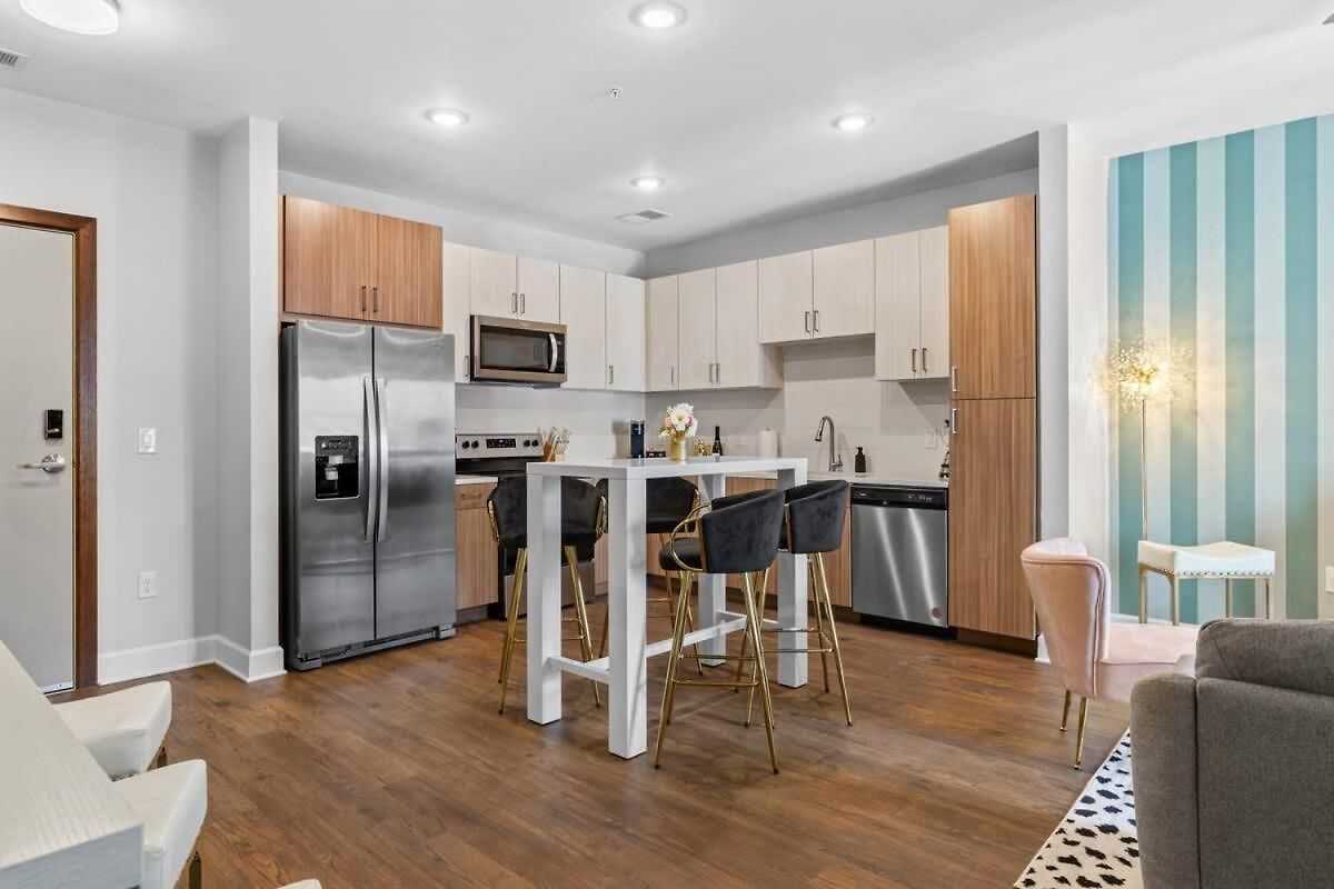 Glam 2br Walk To Broadway & The Gulch Apartment