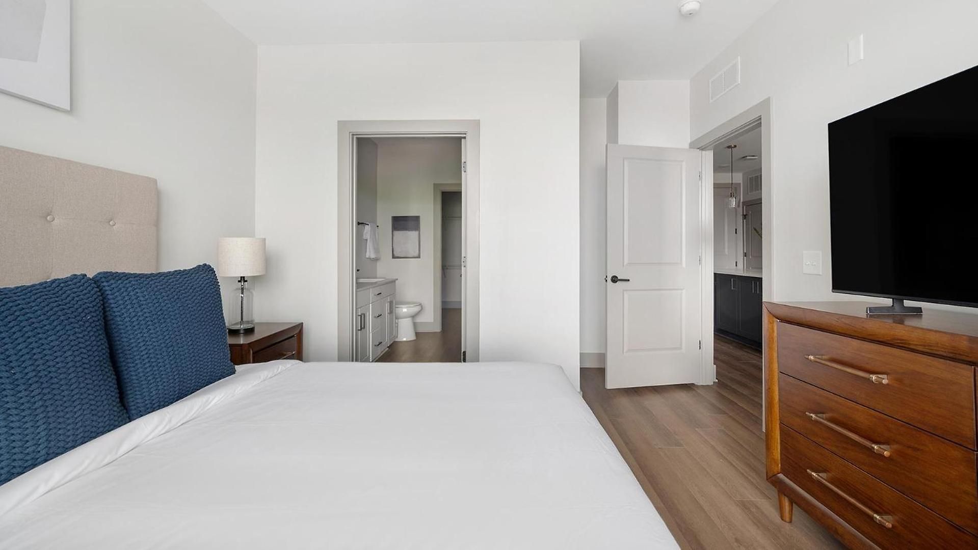Landing Beautiful 2Bd Gym Courtyard Apartment *