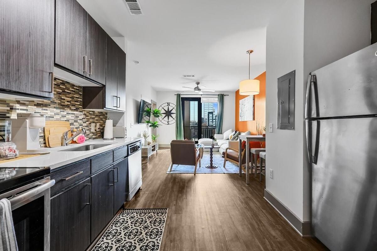 Midtown - 5 Min To Broadway - Free Secured Parking - Pool Apartment *
