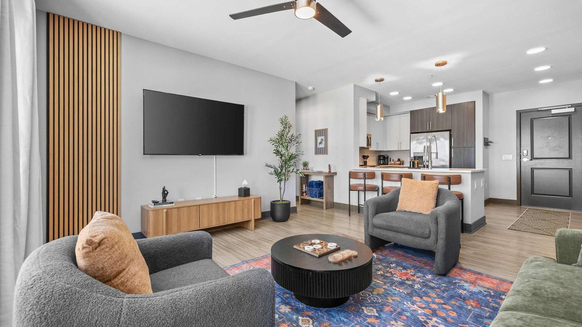 Stylish 2br W Skyline Views Apartment