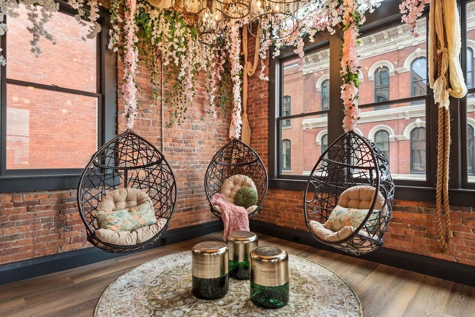 Holiday home The Songbird-luxury Penthouse Steps To Broadway