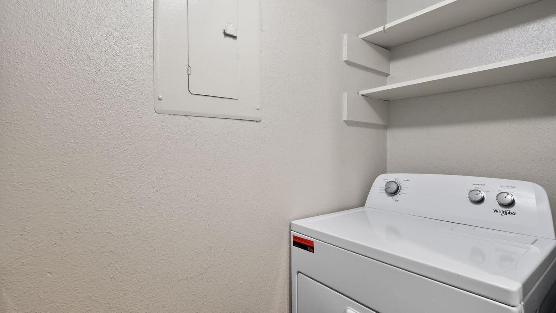 Cozy Retreat Near Airport & Hotspots Apartment