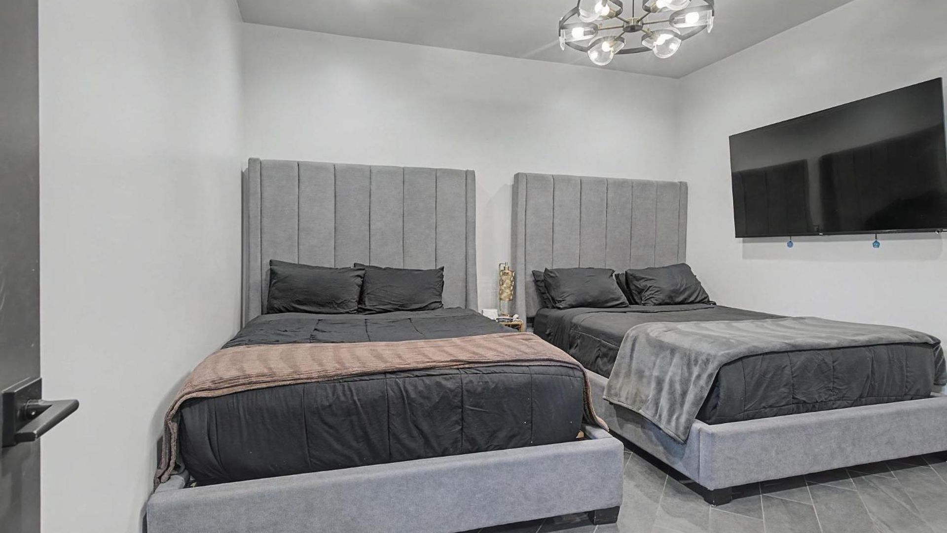 Modern Oasis Downtown Skyline View Prime Apartment *