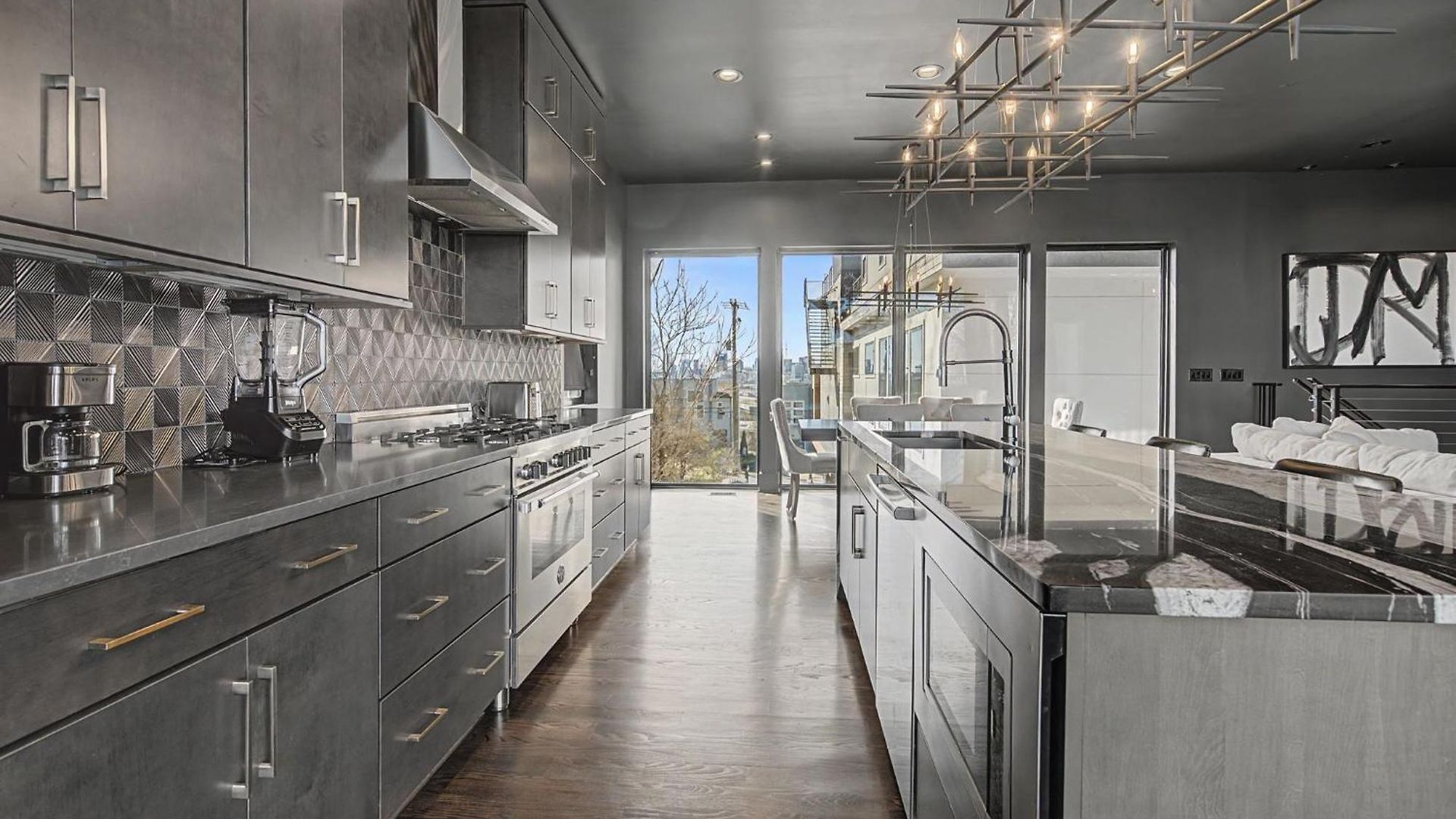 Modern Oasis Downtown Skyline View Prime Apartment