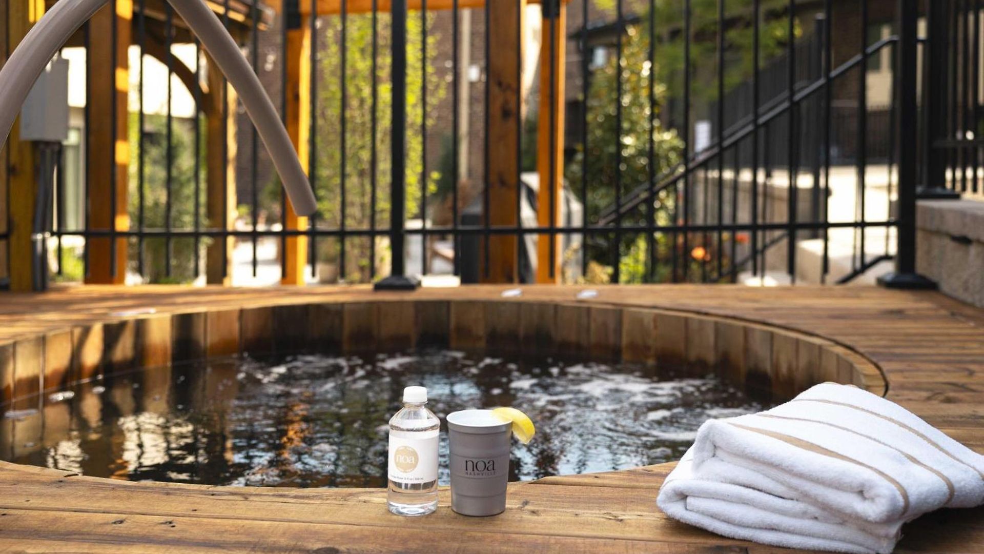 Escape | Pool, Sauna & Rooftop Views Apartment *