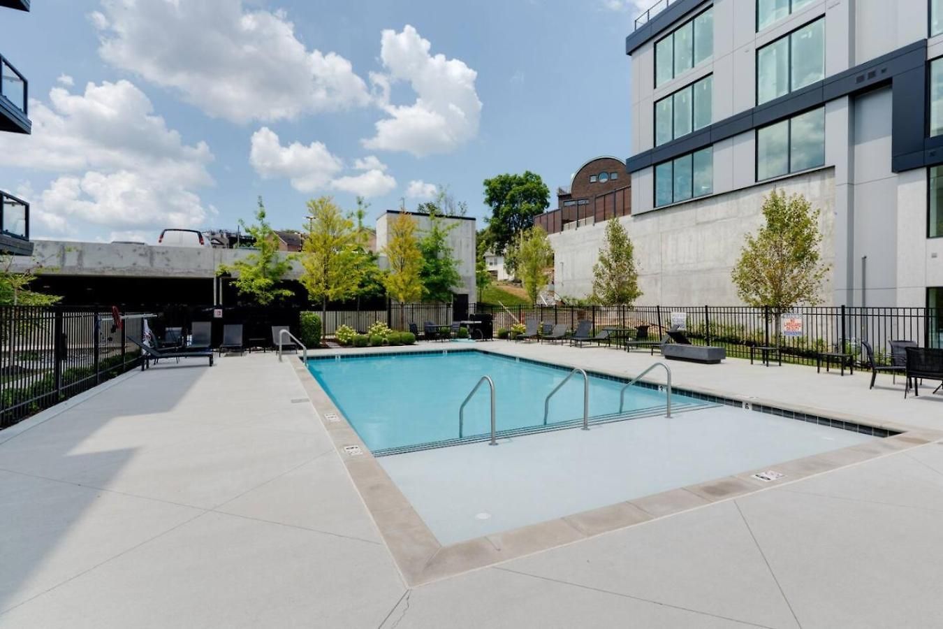 Two Kings On Floor W Pool & Patio Apartment Nashville