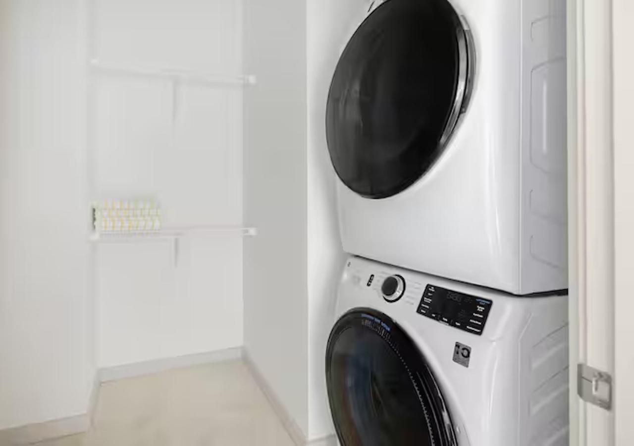 Apartment Downtown Walk To Broadway Pool, Private Balcony, Free Parking! *
