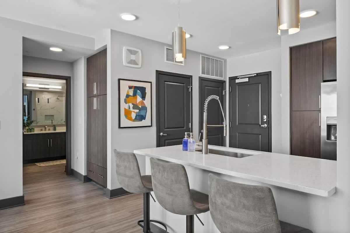 View Getaway 2br Near Broadway & Gulch Apartment