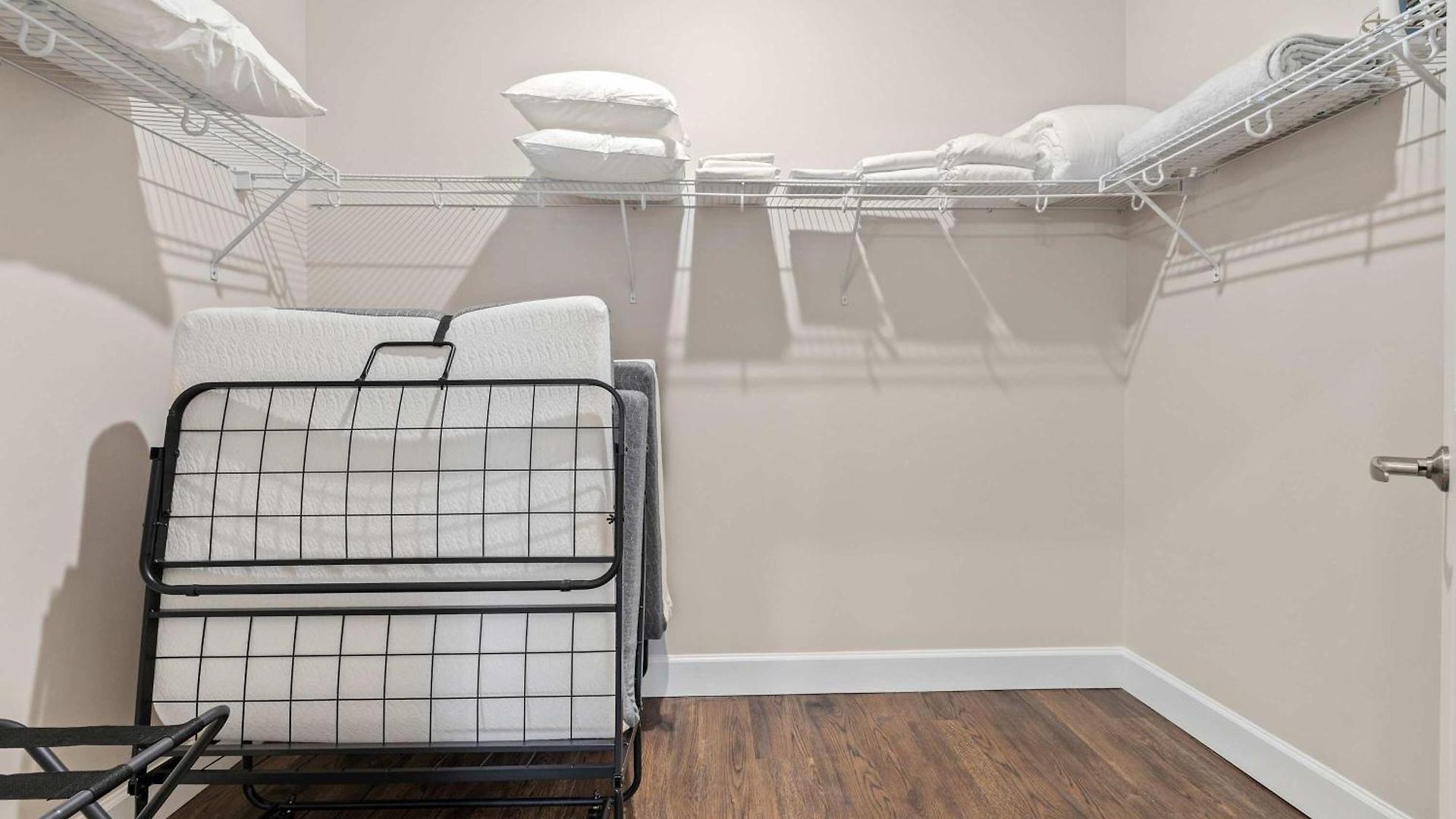 2br Near Broadway W Fireplace & Pool