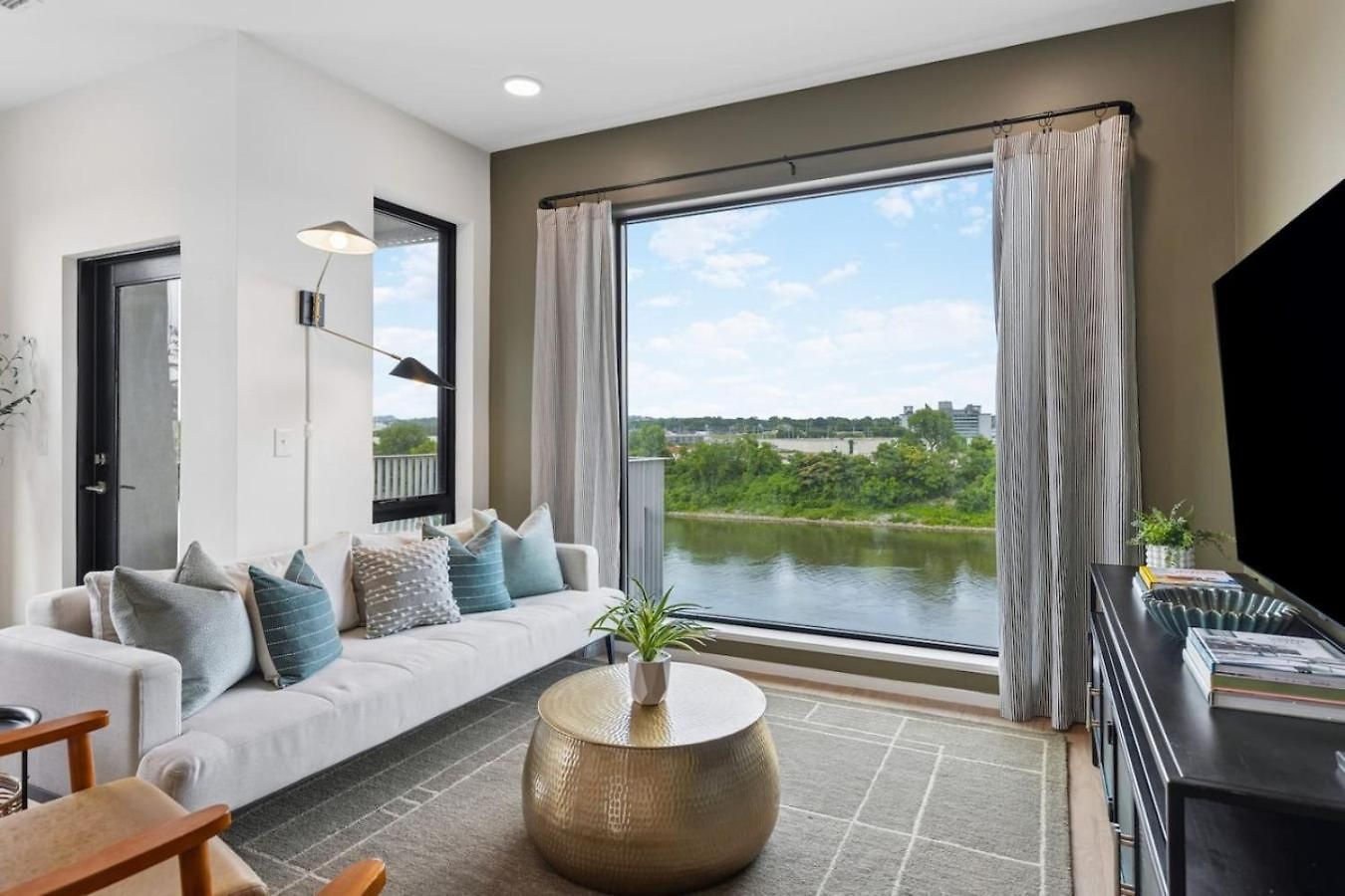 Apartment Luxury Downtown Riverview With Garage And Two Balconies Nashville
