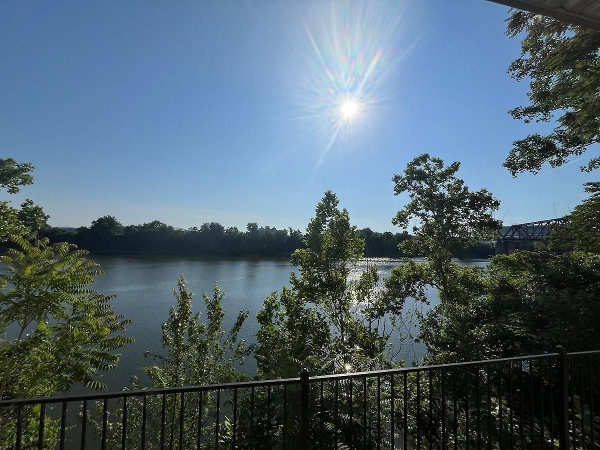 Riverside Rhythm! Waterfront & Walk To Broadway! Apartment Nashville