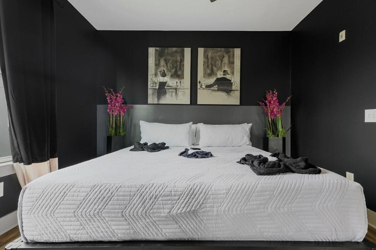 The Midnight Parthenon - 5 Min To Broadway - Midtown Apartment *