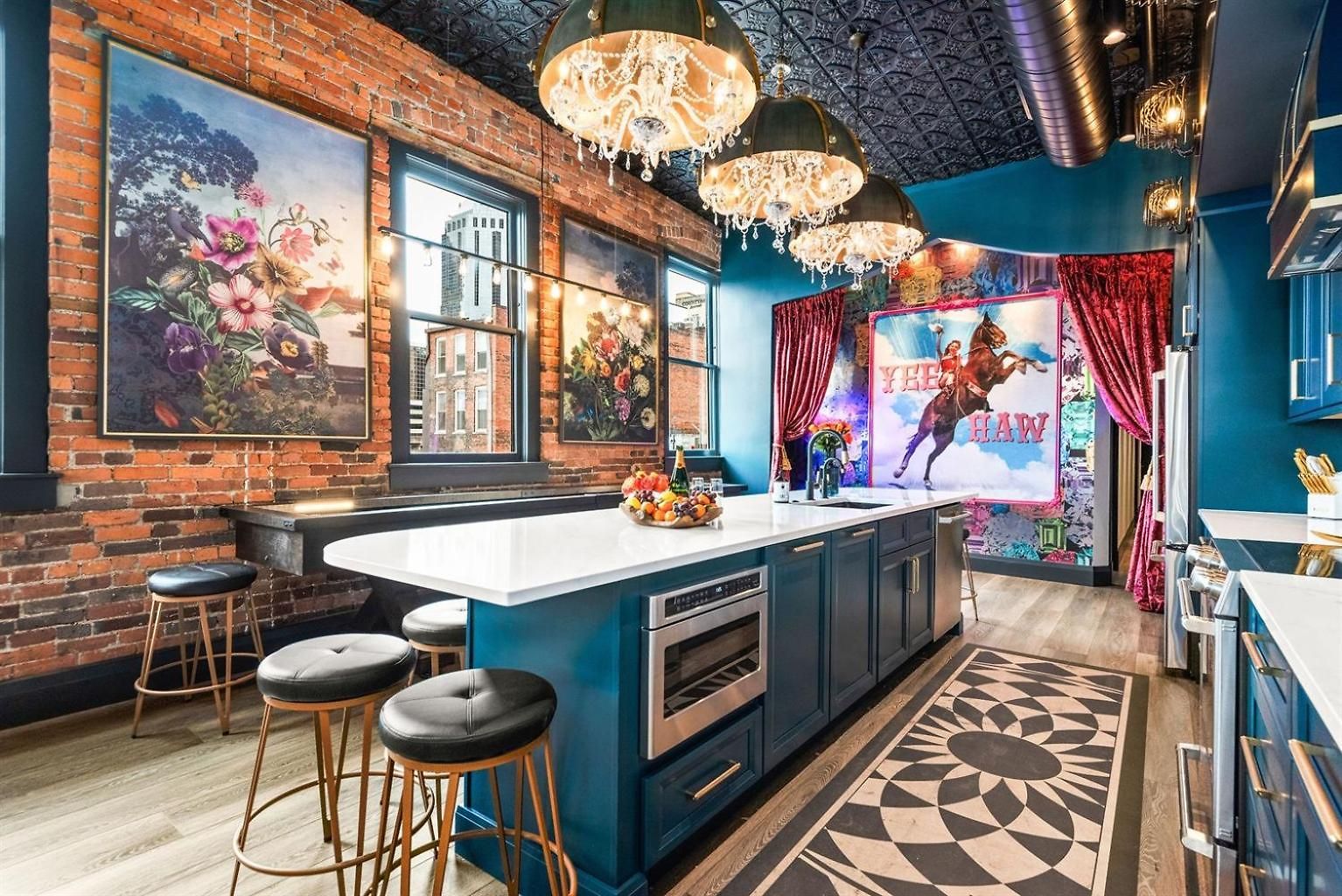 Holiday home The Velvet Songbird Downtown Luxe Sleeps 24