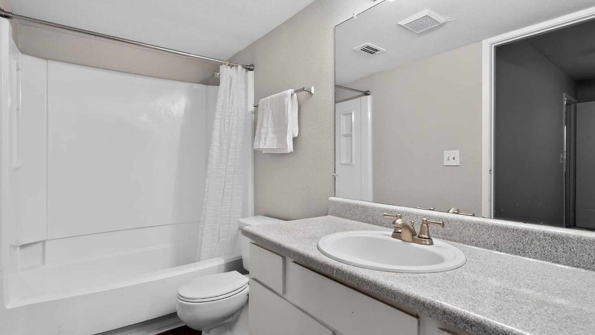 Spacious 2-bedroom Near Downtown