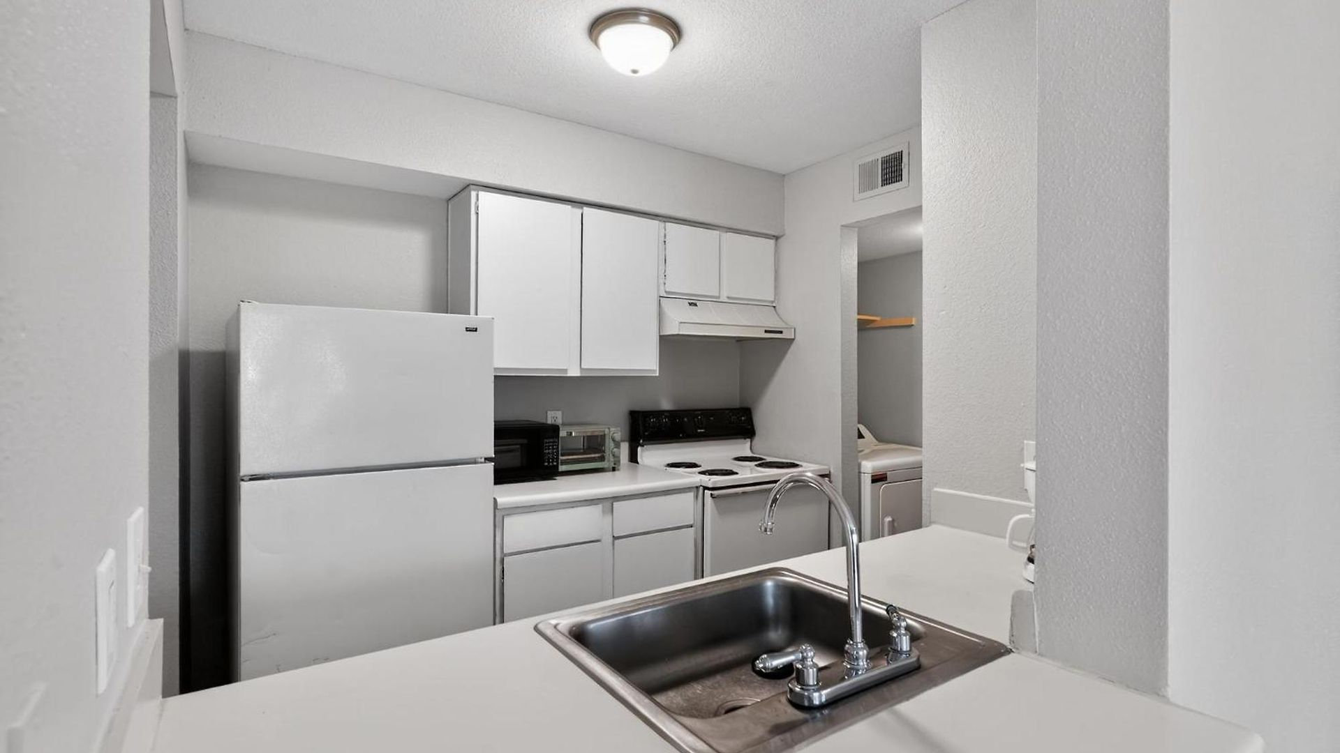 Modern Minutes From Downtown *