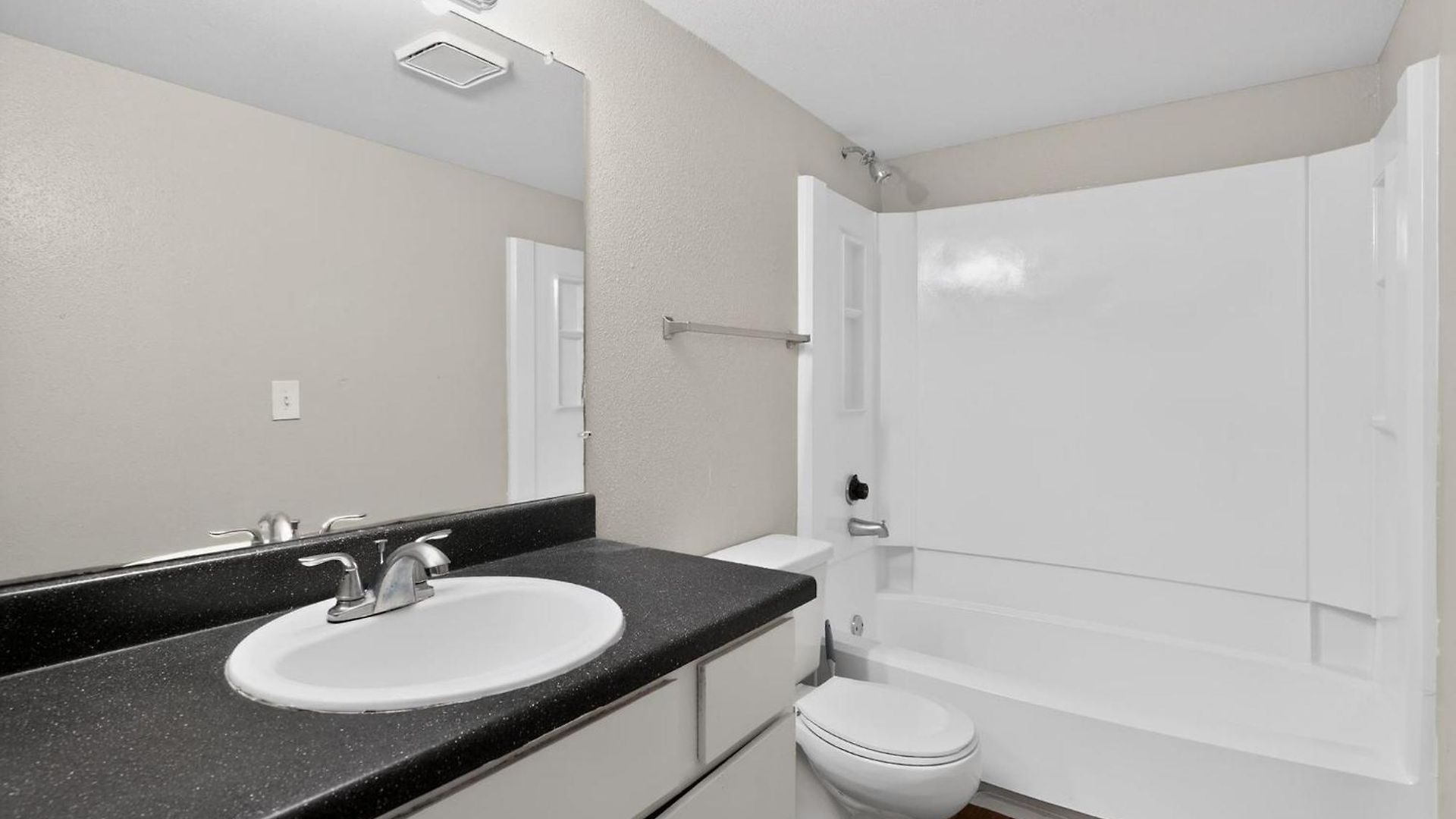 Apartment Cozy Retreat Near Airport & Hotspots