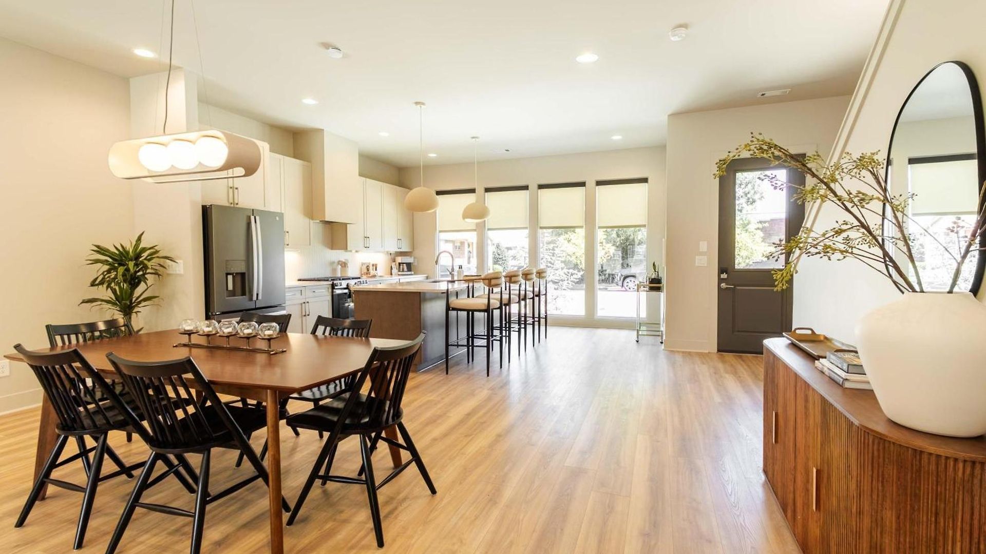 Modern 4br | Easy To Broadway + Heated Pool *