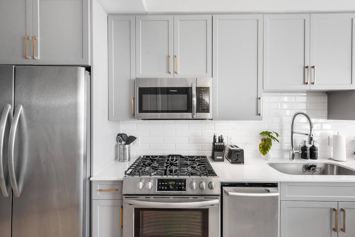 Apartment Luxury Pool, Gym & Lounge + Free Parking *