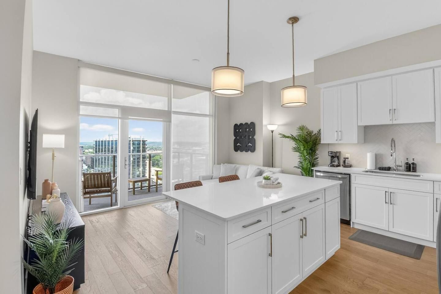 Broadway Views Lux Gulch Condo+ Private Balcony Apartment