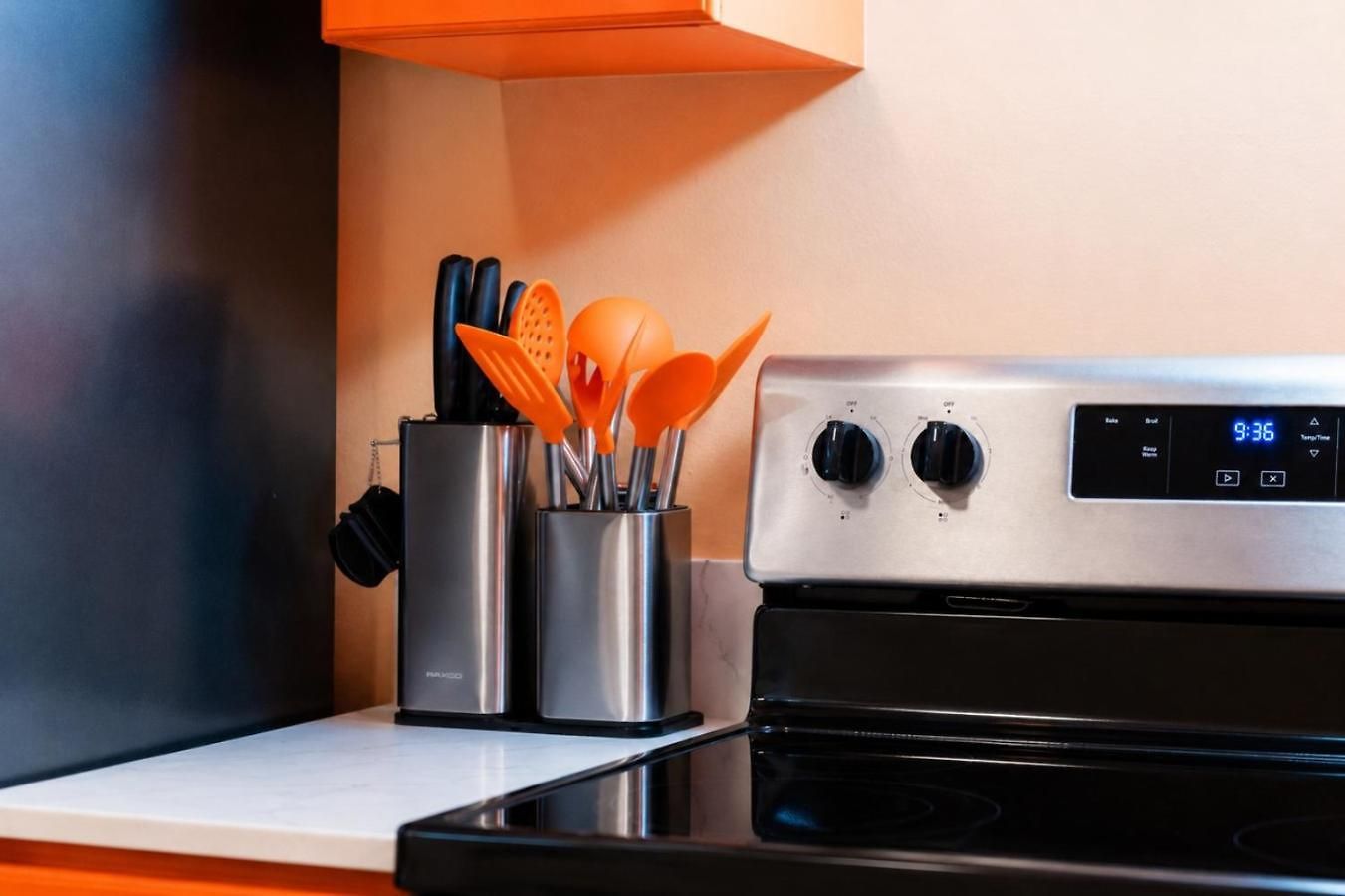 Game Day Getaway Vols Themed Near Vanderbilt Apartment