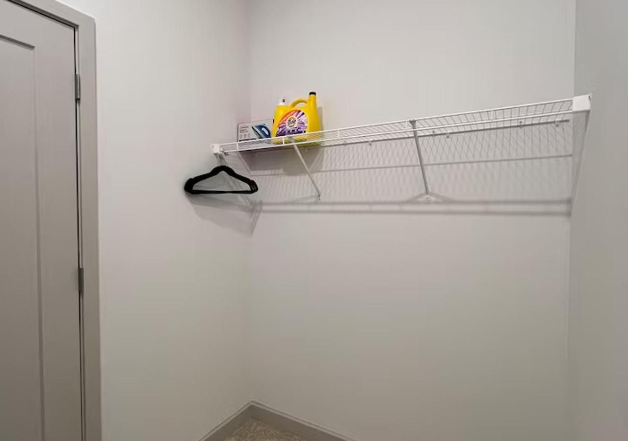Apartment Downtown Walk To Broadway Pool, Private Balcony, Free Parking! *