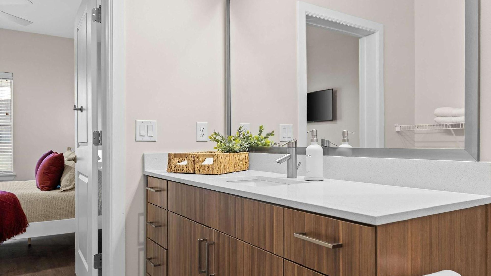 2br Near Broadway W Fireplace & Pool Nashville