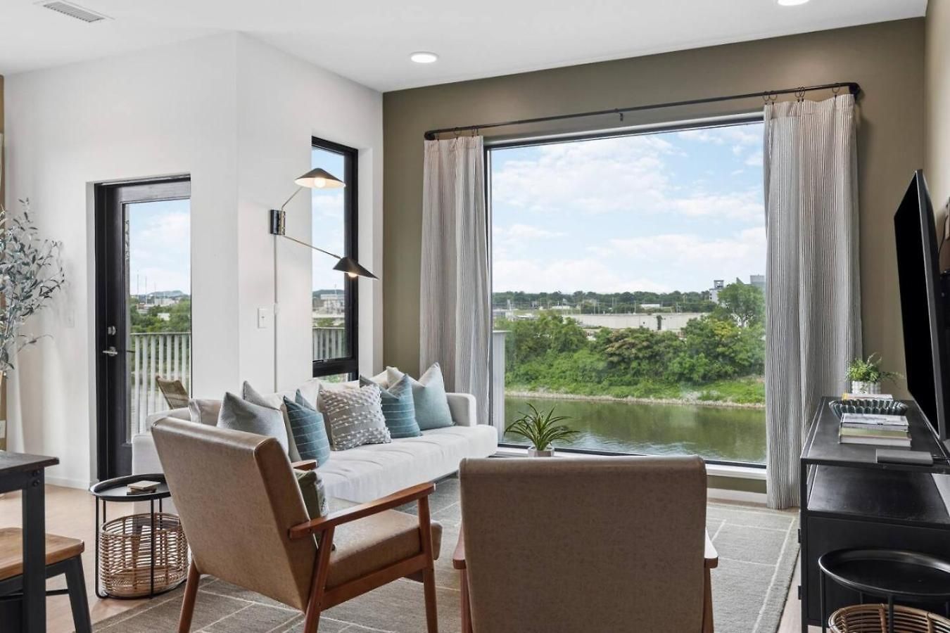 Apartment Luxury Downtown Riverview With Garage And Two Balconies Nashville