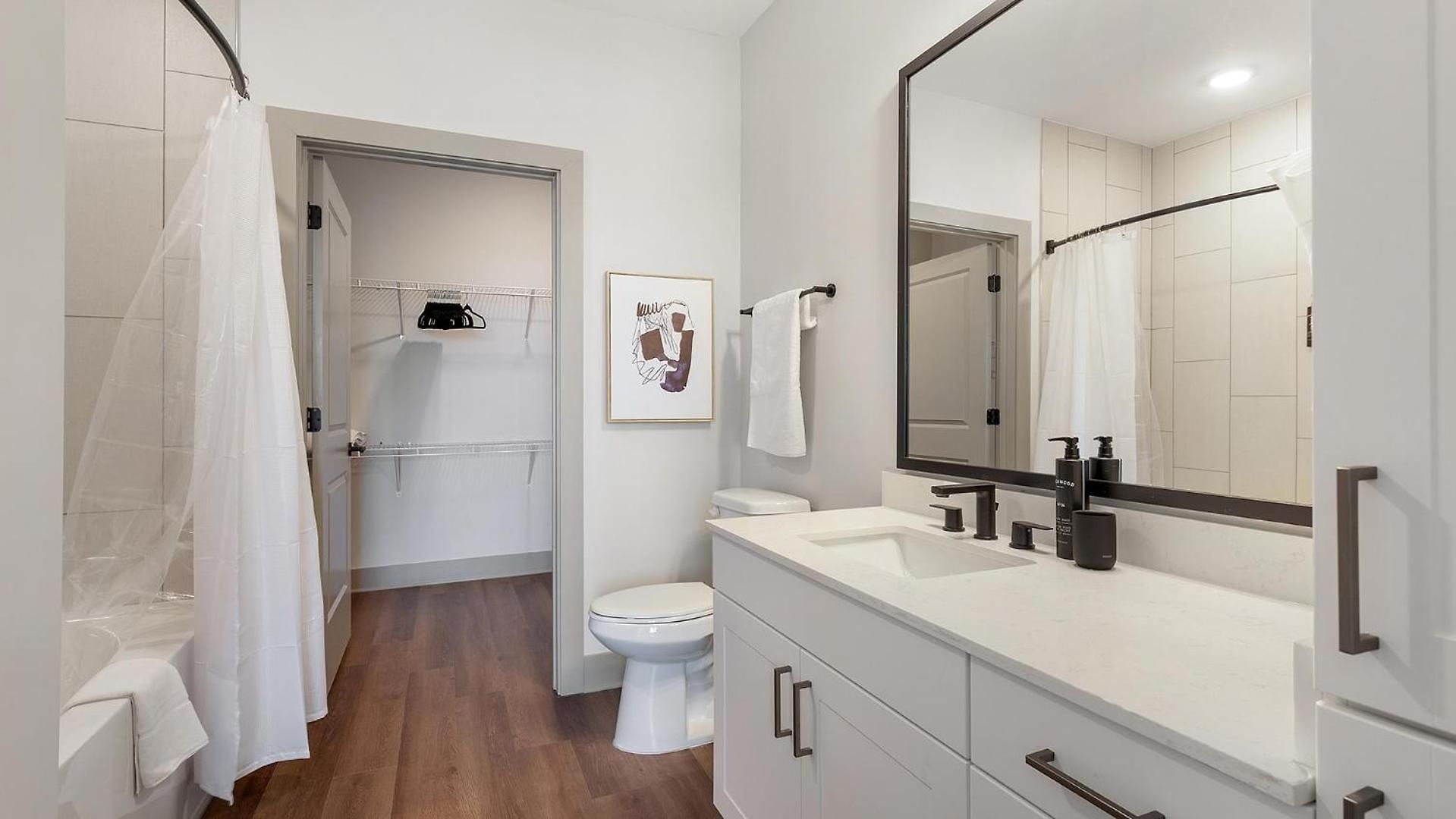 Landing Beautiful 2Bd Gym Courtyard Apartment