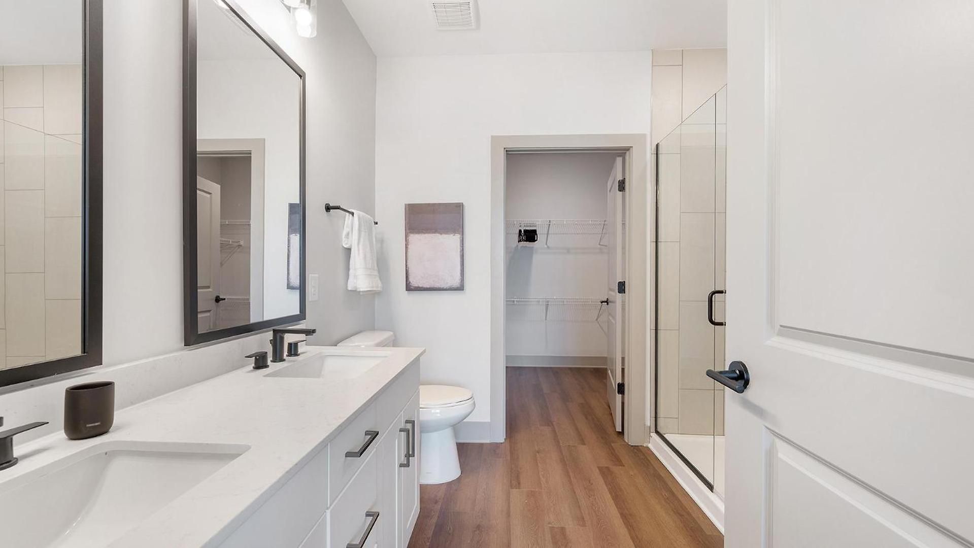 Landing Beautiful 2Bd Gym Courtyard Apartment *