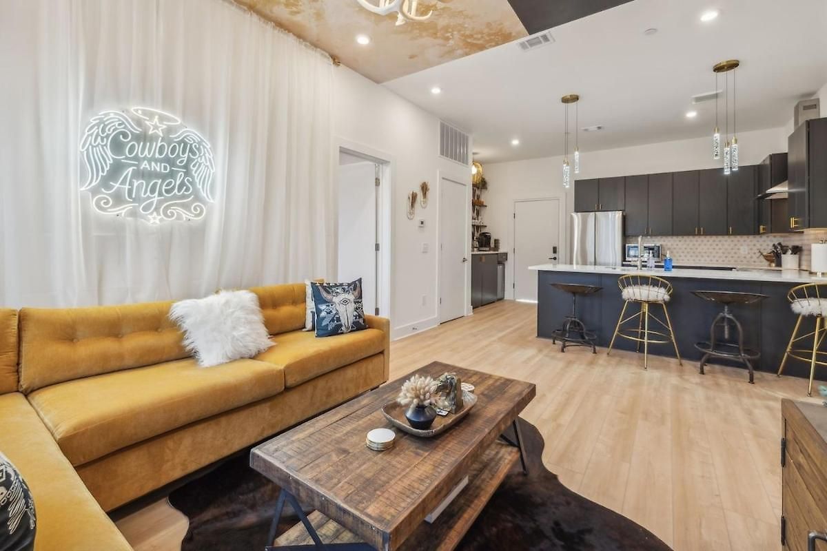 Cowboys And Angels - Sky Deck And Parking - East Apartment *